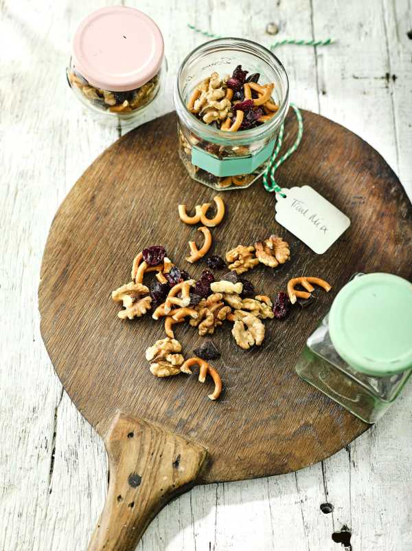 Studentenfutter mit Walnüssen und Zartbitterschokolade