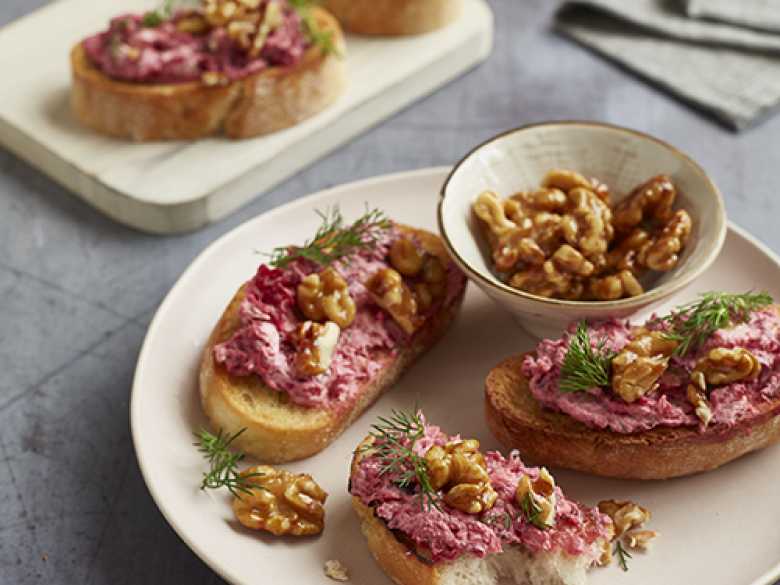 Ciabatta-Lachs-Sandwich mit Roter Bete und karamellisierten Walnüssen