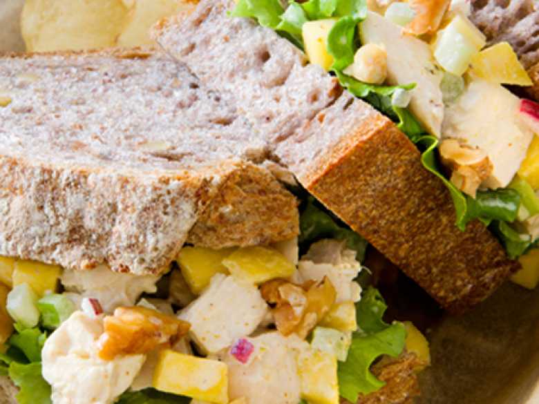 Curry-Mango-Sandwich mit Hühnchen und Walnüssen