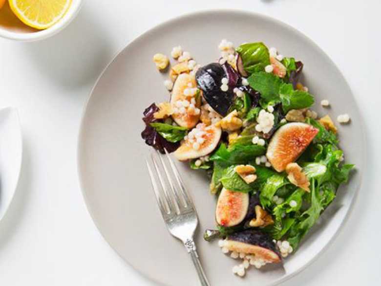 Feigen-Salat mit gerösteten Walnüssen und Zitronen-Maple-Vinaigrette