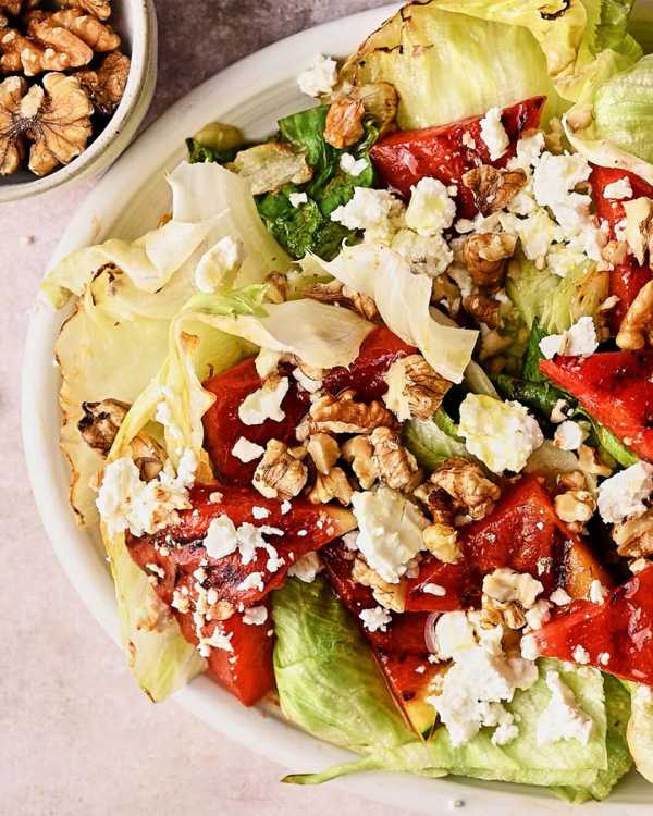 Gegrillter Wassermelonen-Romanasalat mit kalifornischen Walnüssen
