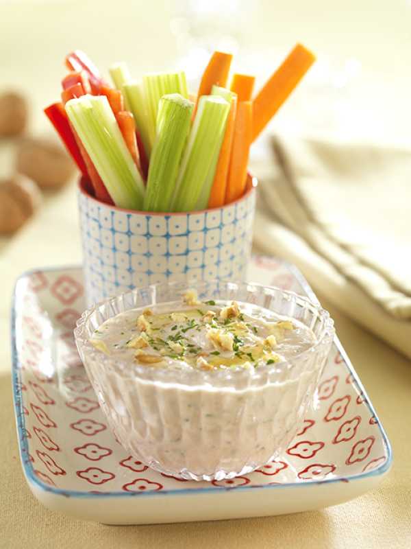 Gemüse-Sticks aus Paprika, Karotten und Sellerie mit cremigem Joghurt-Walnuss-Dip