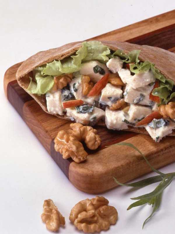 Hühnchensalat-Walnuss-Sandwich