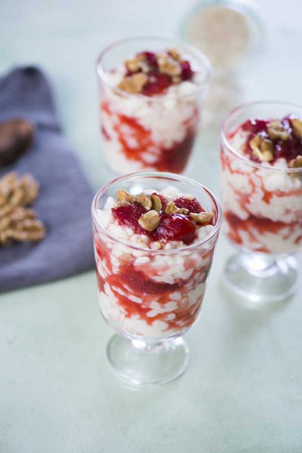 Milchreis mit Walnüssen und Erdbeeren