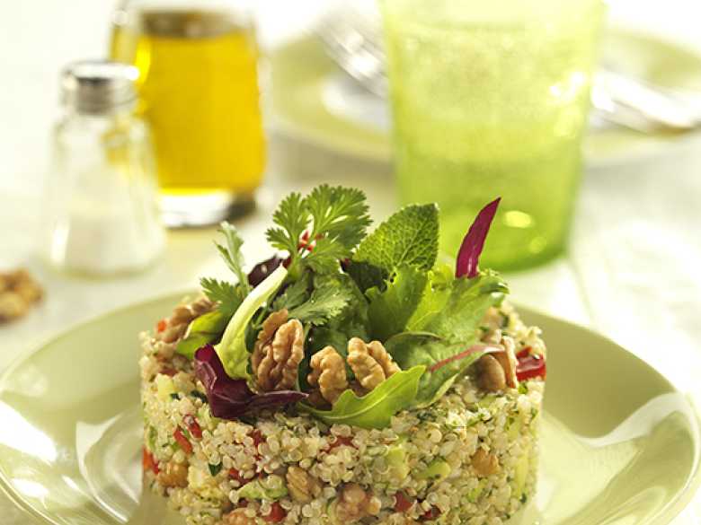 Quinoa-Salat mit kalifornischen Walnüssen