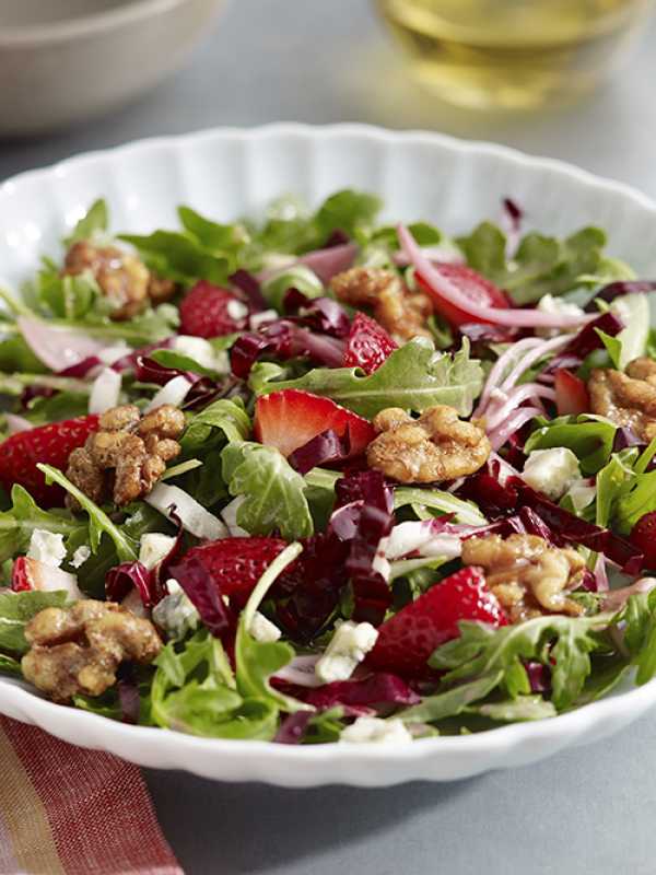 Rucolasalat mit Erdbeeren und Walnüssen