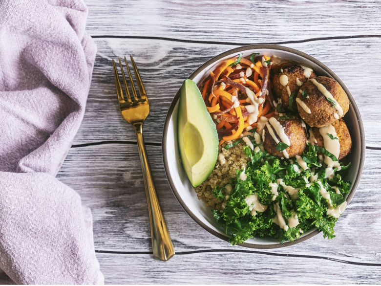 Süßkartoffel-Walnuss-Falafel-Bowl