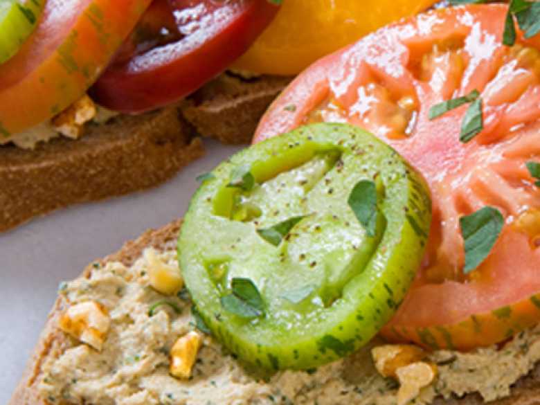 Tomaten-Brote mit Walnuss-Feta-Aufstrich