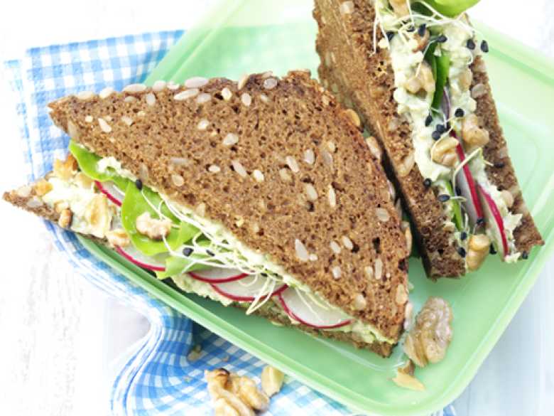 Sandwich mit Avocado-Walnuss-Creme