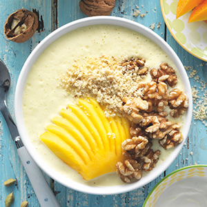 Mango-Lassi-Bowl mit kalifornischen Walnüssen